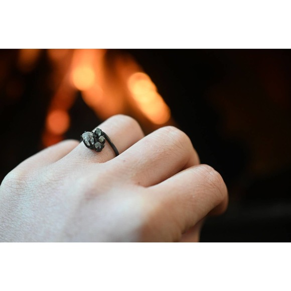 Raw stone engagement ring - Picture 3 of 4